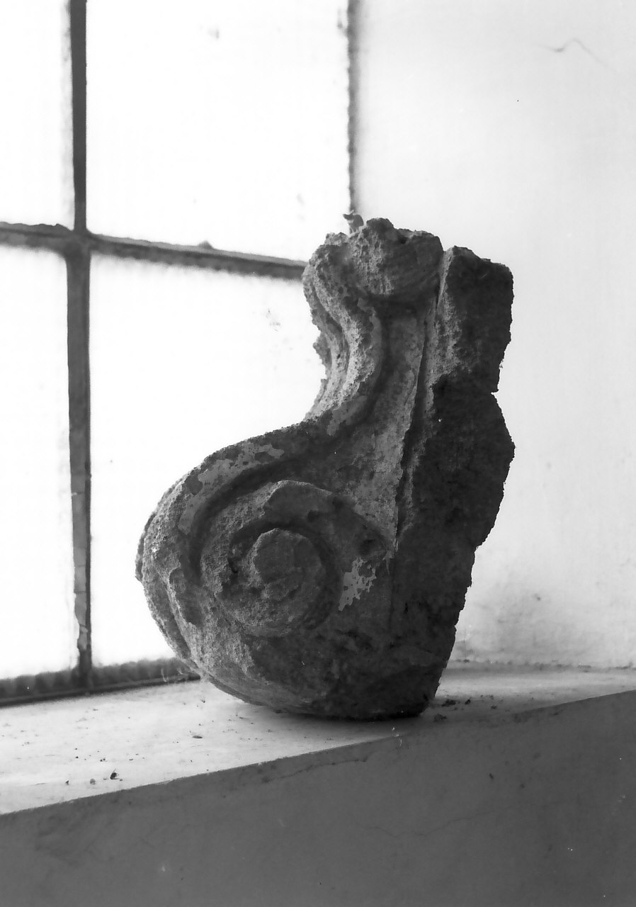 decorazione plastica, frammento - bottega calabrese (sec. XVII, sec. XVIII)