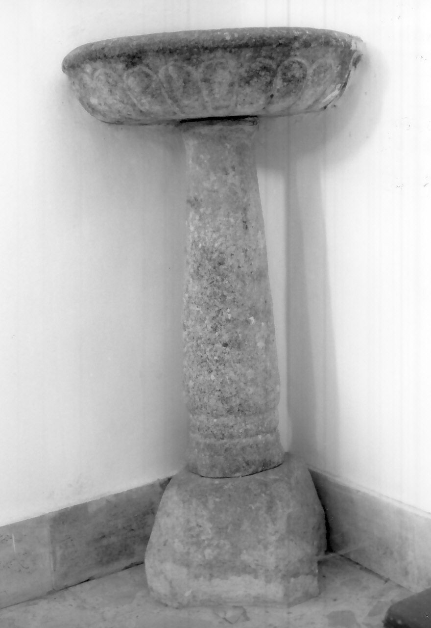 acquasantiera - a fusto, opera isolata - bottega calabrese (sec. XIX)