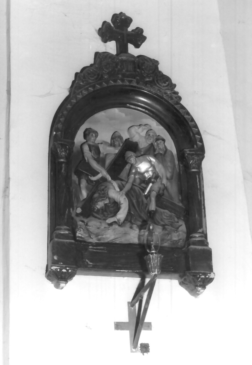 stazione VII: Gesù cade sotto la croce la seconda volta (Via Crucis, elemento d'insieme) - bottega calabrese (inizio sec. XX)