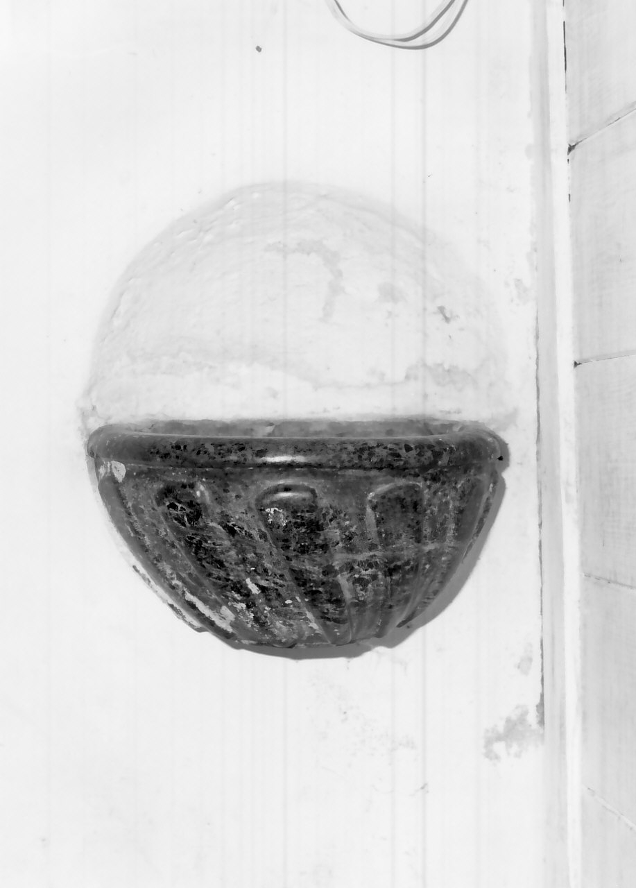 acquasantiera pensile, opera isolata - bottega Italia meridionale (fine/inizio secc. XVII/ XVIII)