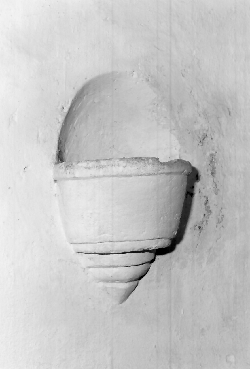 acquasantiera pensile, opera isolata - bottega Italia meridionale (fine/inizio secc. XV/ XVI)