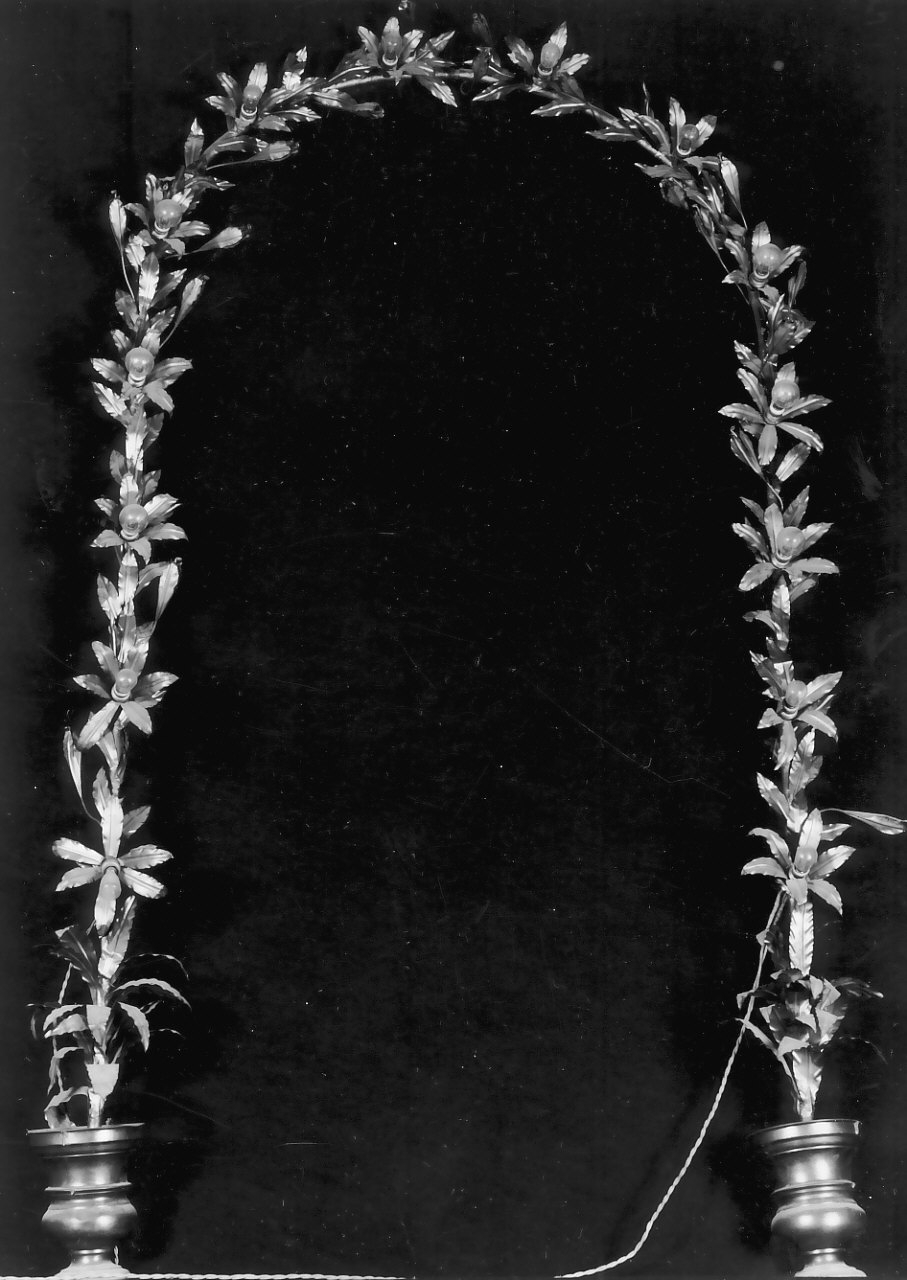 composizione floreale d'altare, complesso decorativo - bottega Italia meridionale (inizio sec. XX)