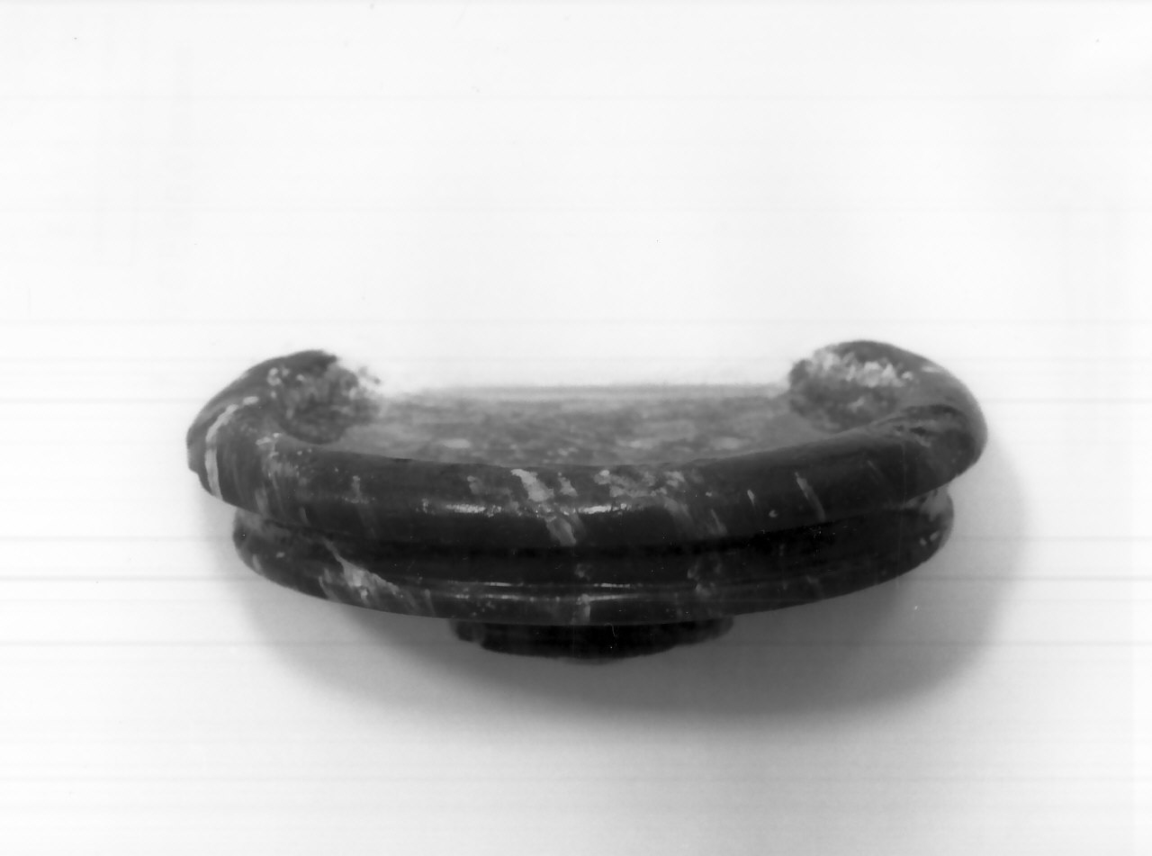 acquasantiera da parete, opera isolata - bottega calabrese (inizio sec. XX)