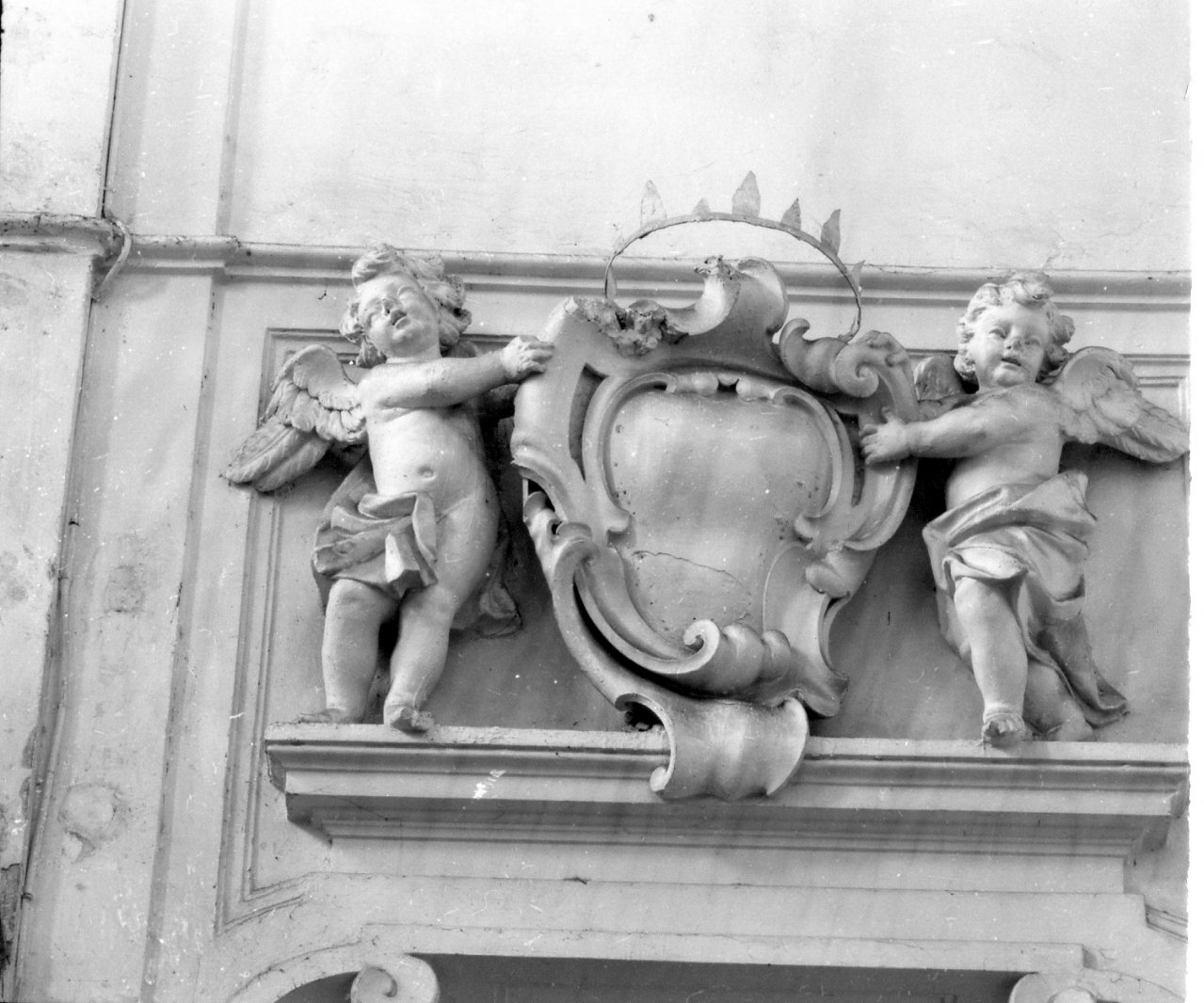 putti reggistemma (gruppo scultoreo) - bottega napoletana (prima metà sec. XVIII)