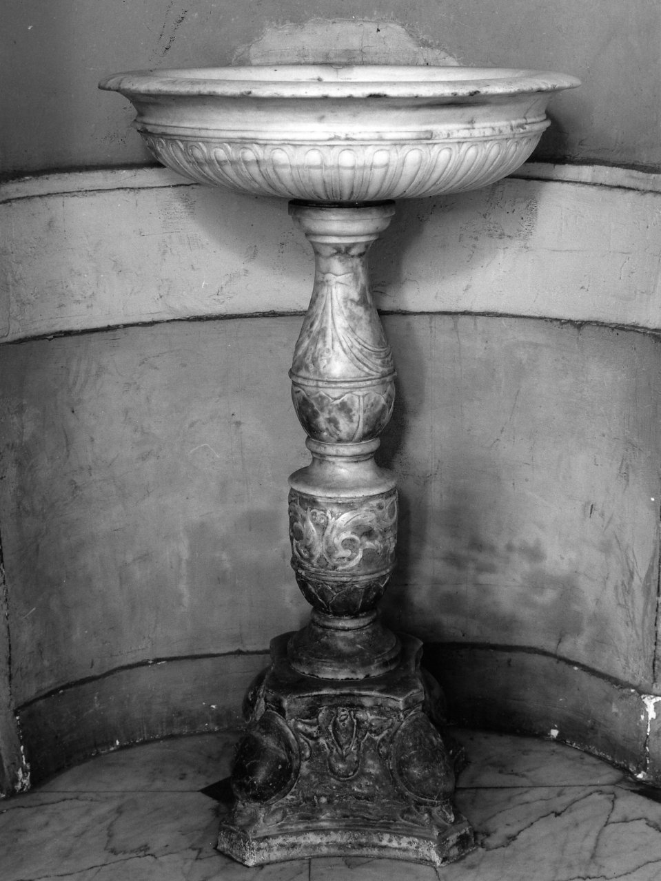 acquasantiera - a fusto, serie - bottega napoletana (inizio sec. XVII)