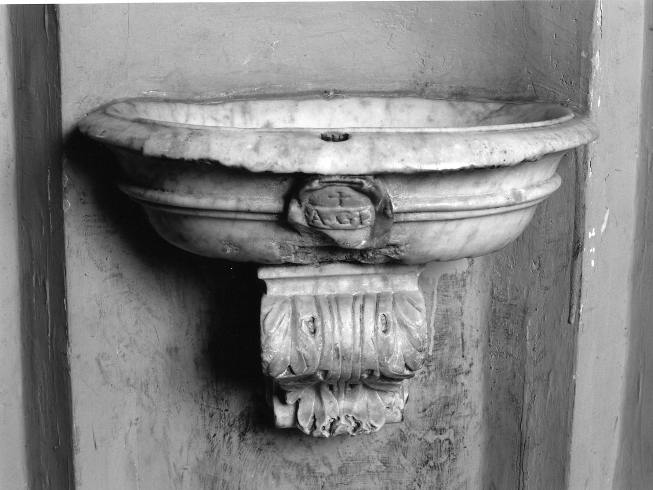 acquasantiera da parete - bottega campana (seconda metà sec. XVI)