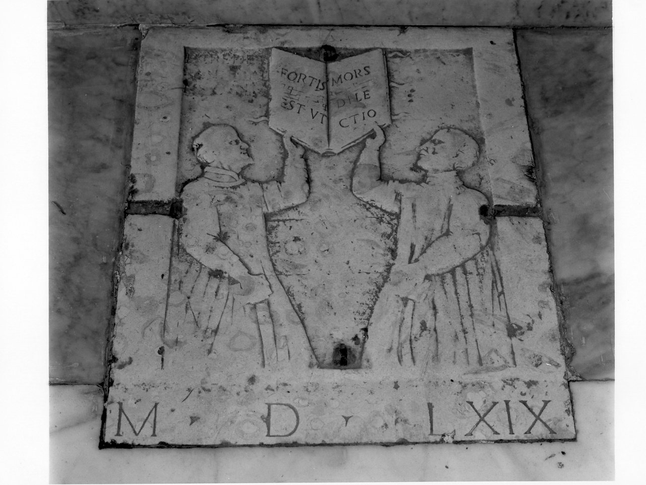lastra tombale - bottega napoletana (sec. XVI)
