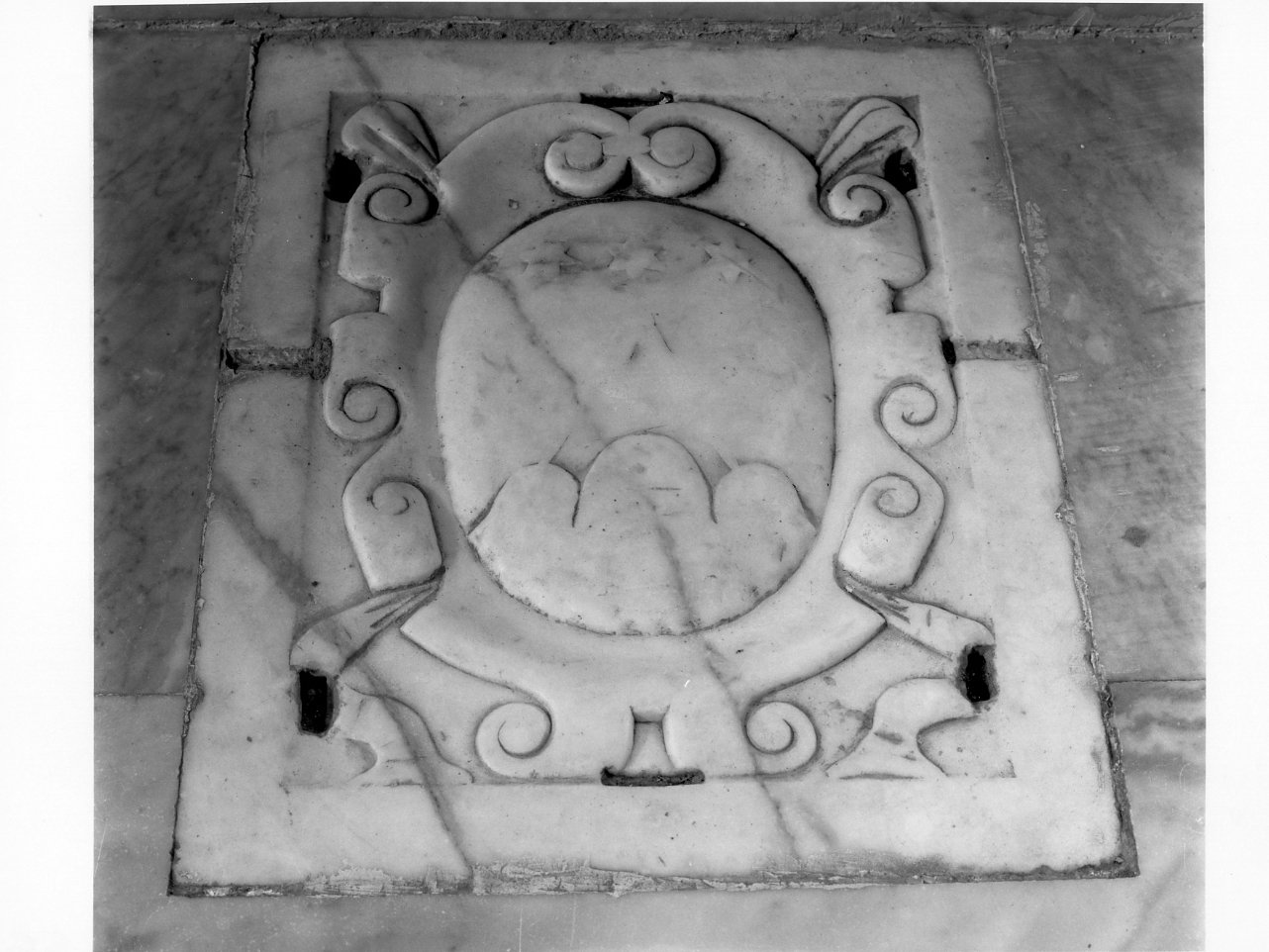 lastra tombale - bottega napoletana (prima metà sec. XVII)