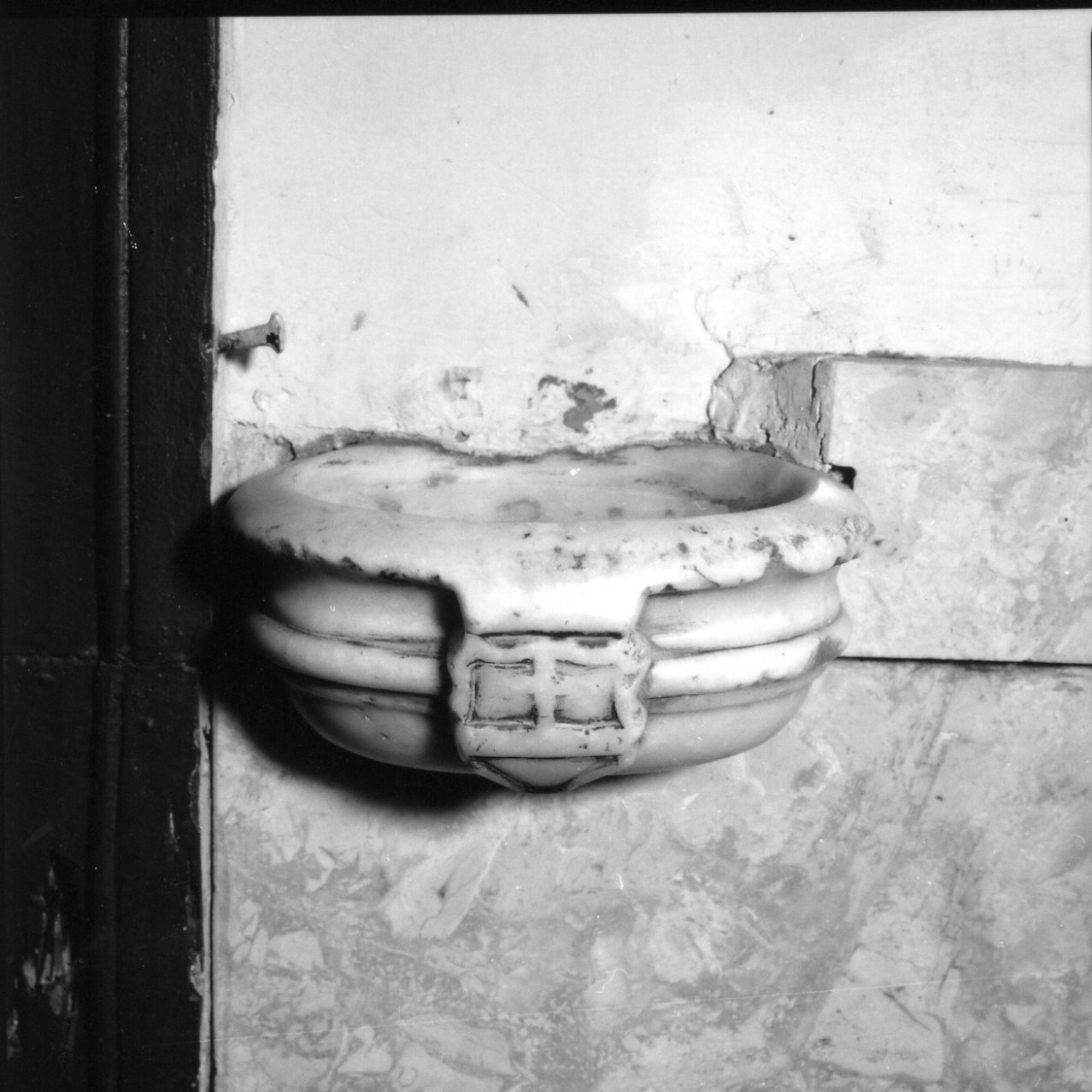 acquasantiera da parete - bottega napoletana (prima metà sec. XVIII)