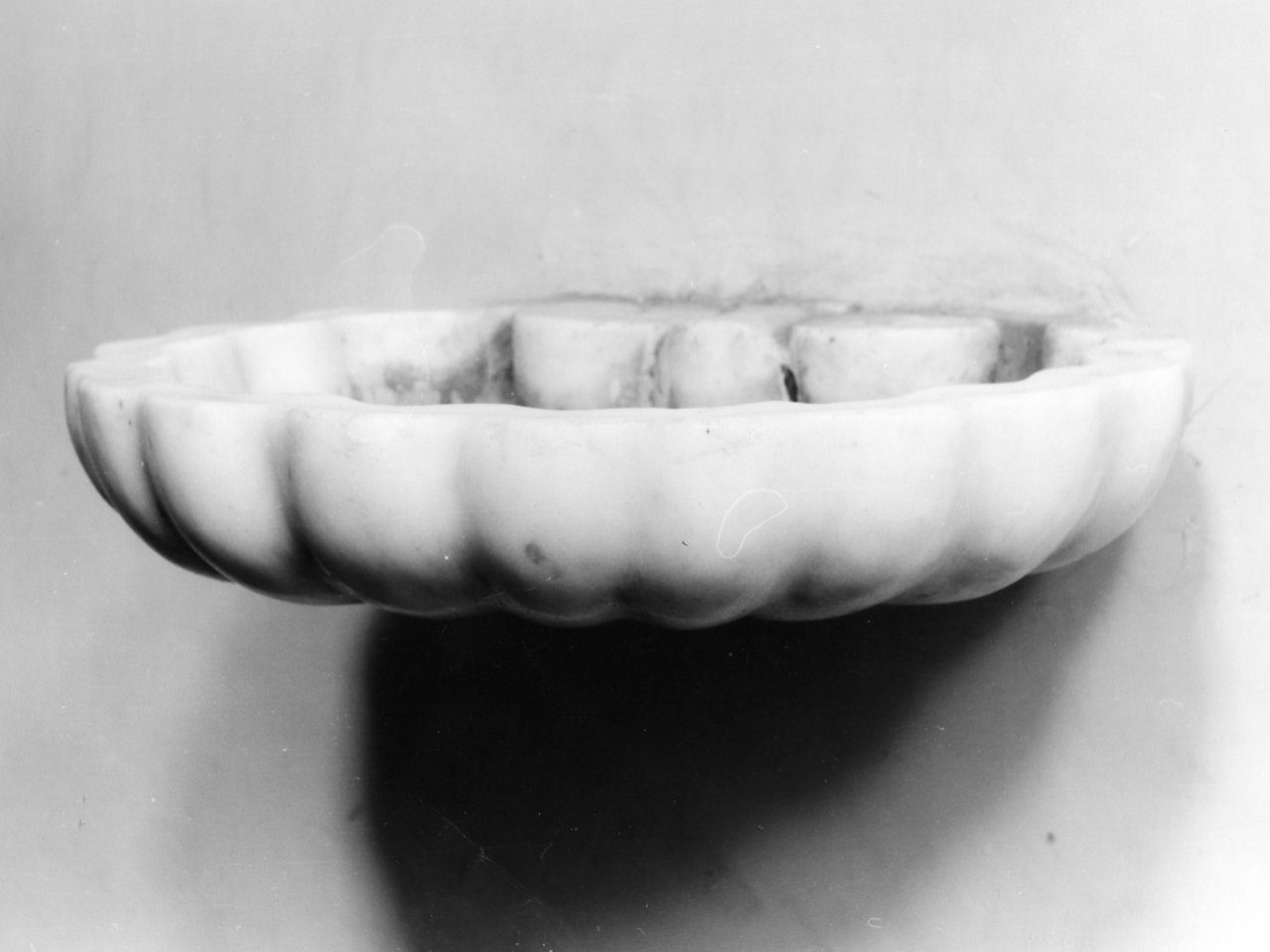 acquasantiera - a conchiglia - bottega napoletana (prima metà sec. XVIII)