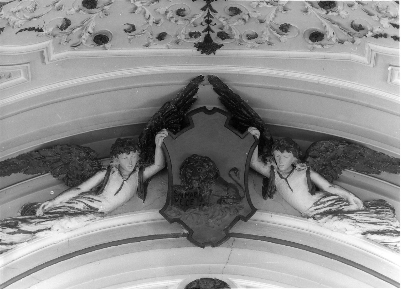 angeli reggistemma (decorazione plastica) - bottega napoletana (prima metà sec. XVIII)