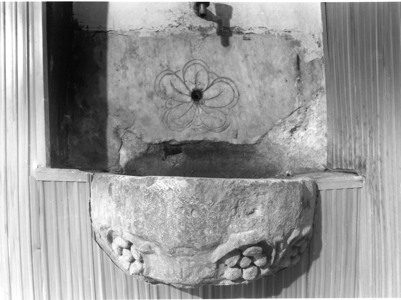 lavabo da sacrestia - bottega Italia meridionale (seconda metà sec. XII)