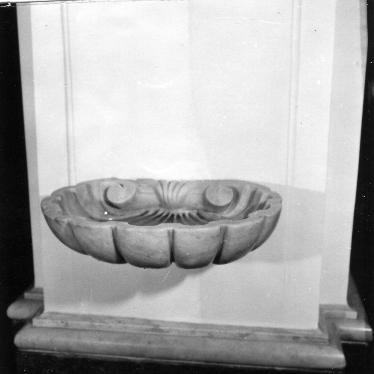 acquasantiera, serie - bottega napoletana (metà sec. XVIII)