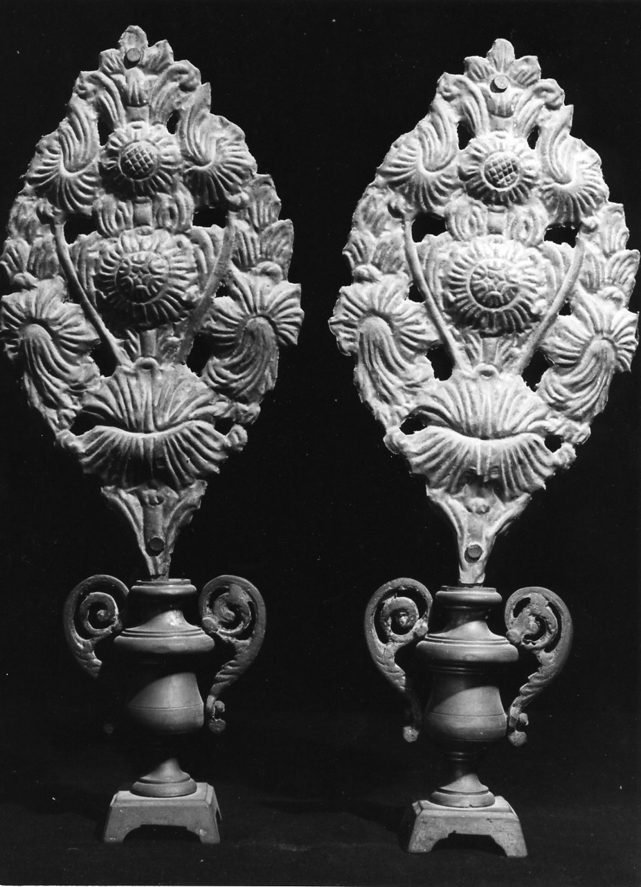 vaso d'altare con composizione floreale, serie - bottega napoletana (metà sec. XIX)