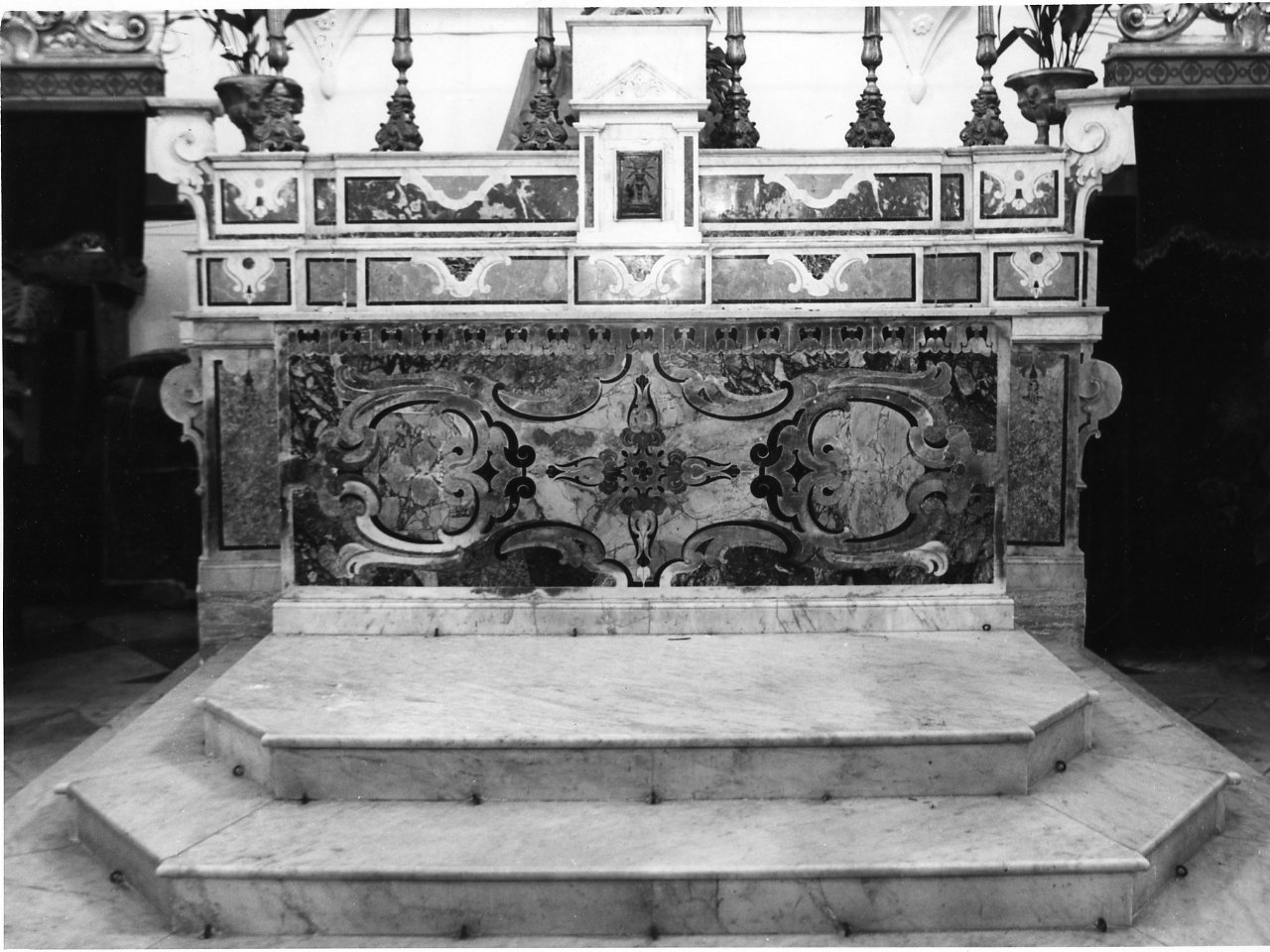 altare maggiore - bottega napoletana (inizio sec. XIX)