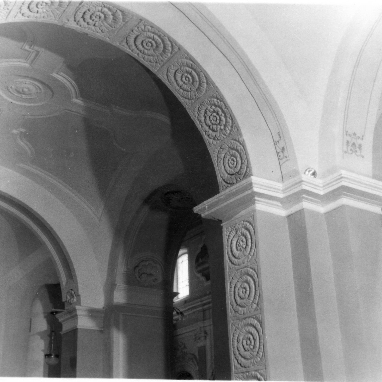 motivi decorativi vegetali (mostra d'arco) - bottega napoletana (metà sec. XVI)