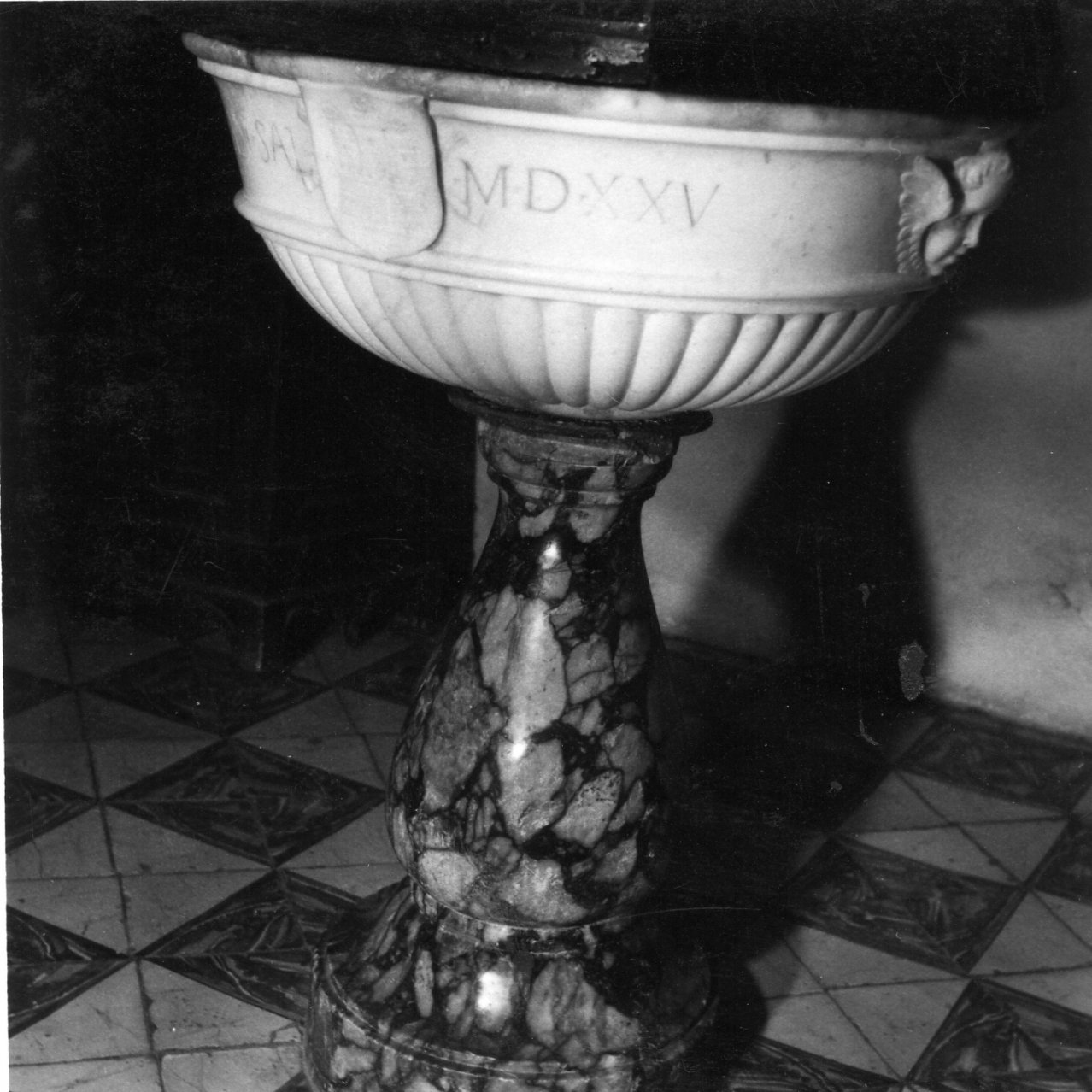 fonte battesimale - a fusto - bottega campana (sec. XVI)