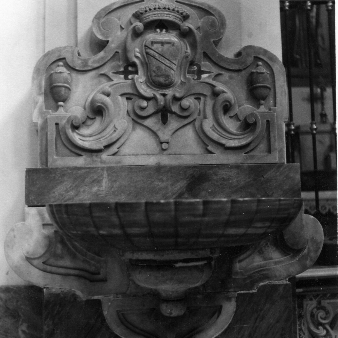 acquasantiera da parete, serie - bottega napoletana (metà sec. XVIII)