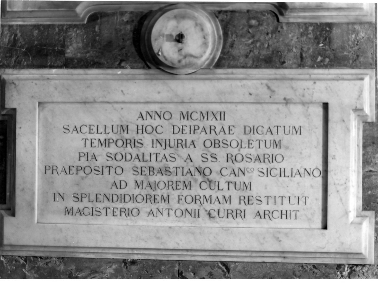 lapide commemorativa di Curri Antonio (sec. XX)