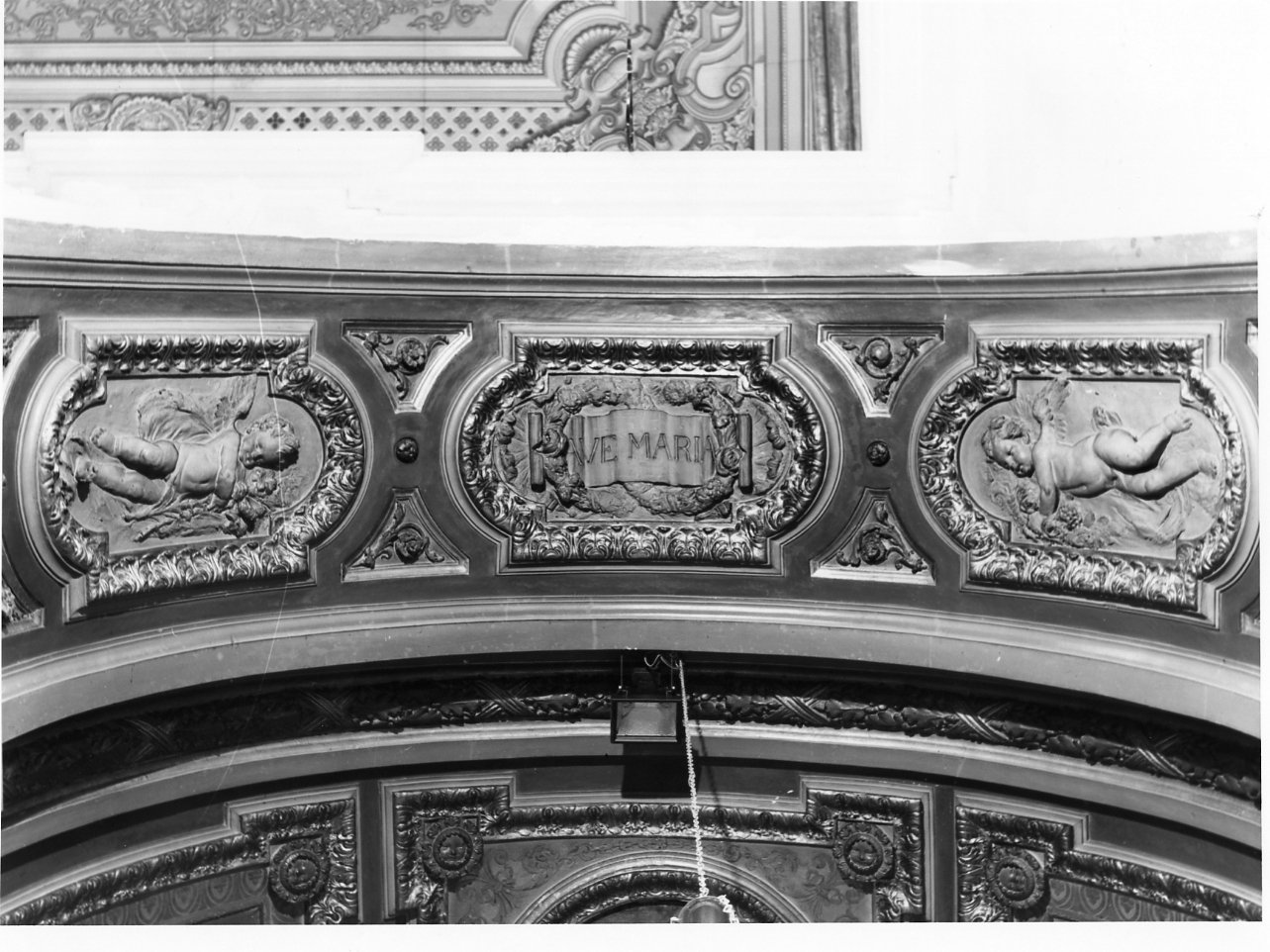 angeli con simboli mariani (decorazione plastica) - bottega napoletana (seconda metà sec. XVIII)