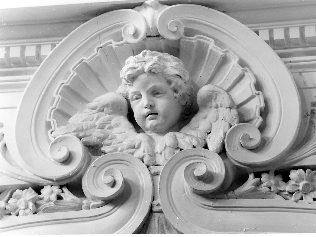 cherubini e motivi decorativi a volute (decorazione plastica, insieme) - bottega napoletana (prima metà sec. XVIII)