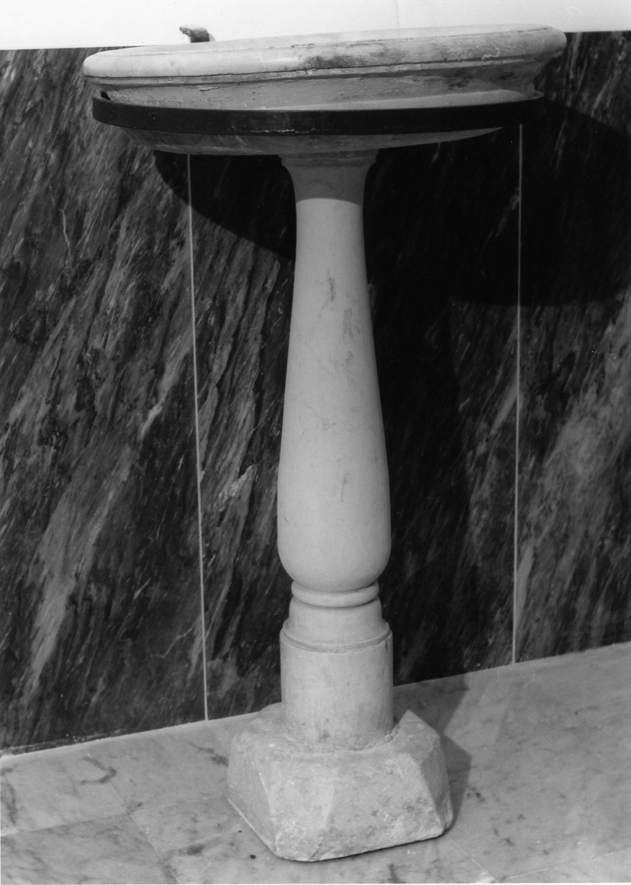 acquasantiera - bottega napoletana (fine sec. XV)