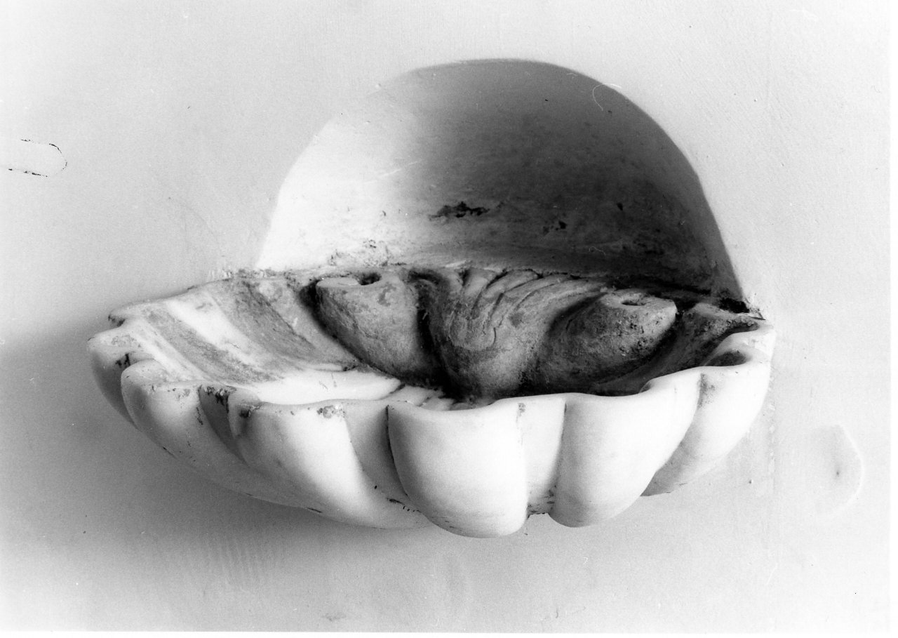 acquasantiera da parete - bottega napoletana (seconda metà sec. XVIII)