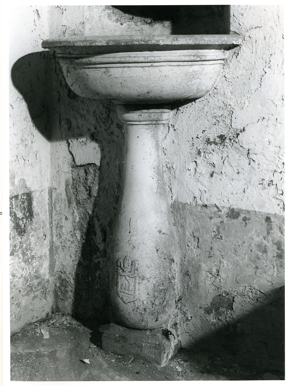 acquasantiera - a fusto - bottega campana (inizio sec. XVIII)