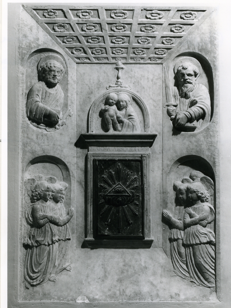 Madonna con Bambino tra angeli e Santi (rilievo) di Merliano Giovanni detto Giovanni da Nola (scuola) (metà sec. XV)