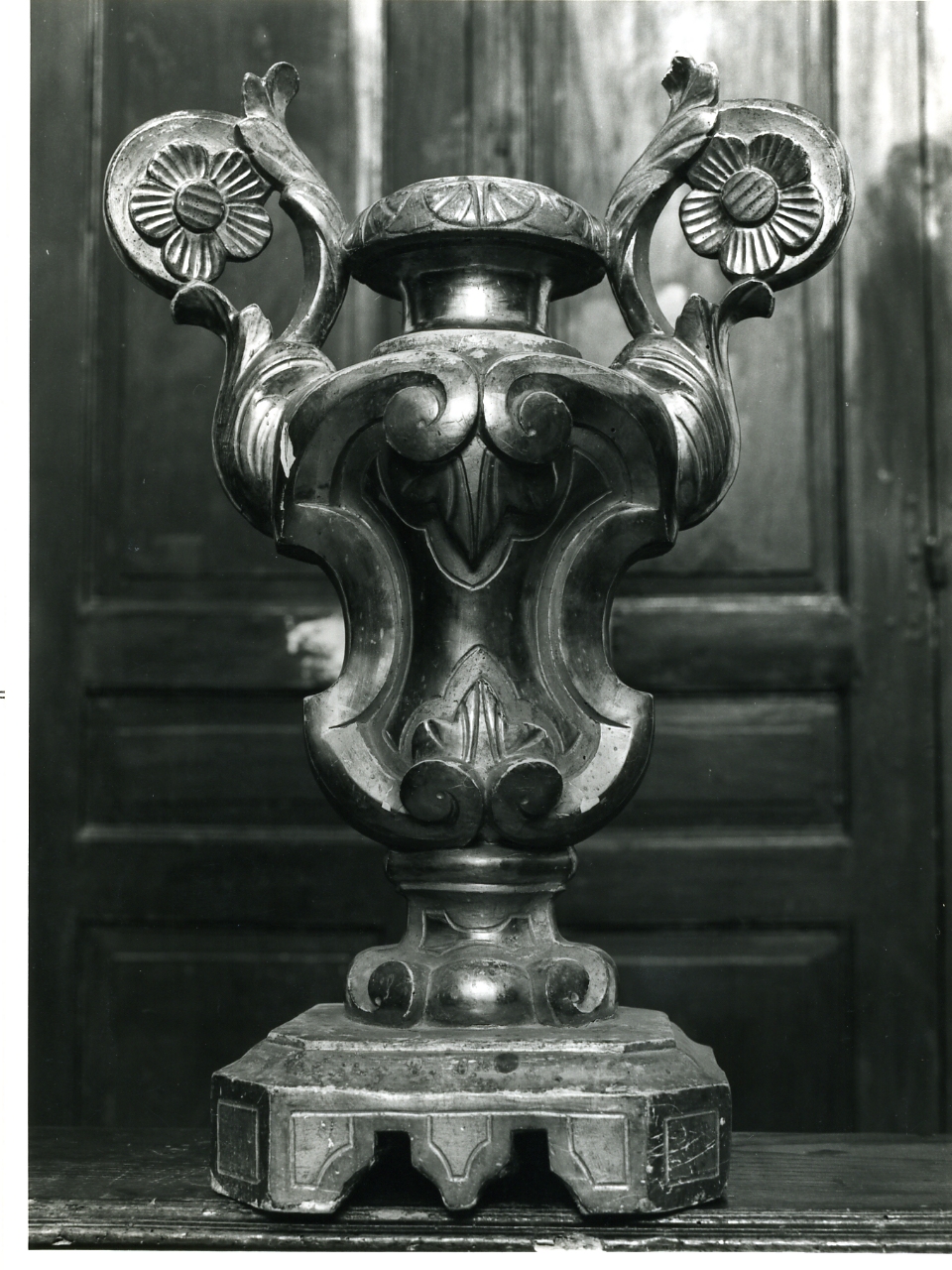 vaso d'altare con composizione floreale, serie - bottega napoletana (sec. XIX)