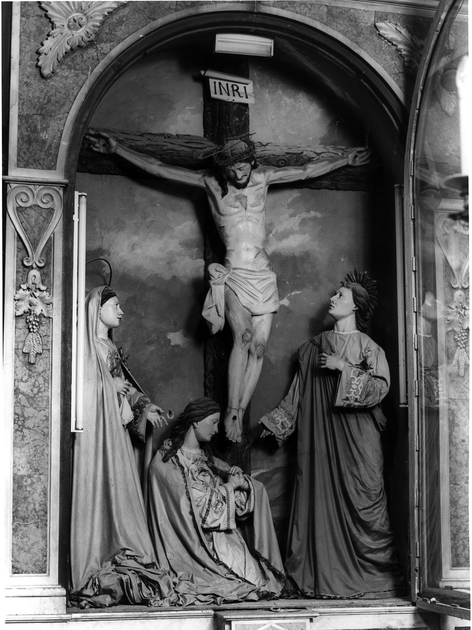 crocifissione di Cristo con la Madonna e santi (gruppo scultoreo) - bottega napoletana (metà sec. XVIII)