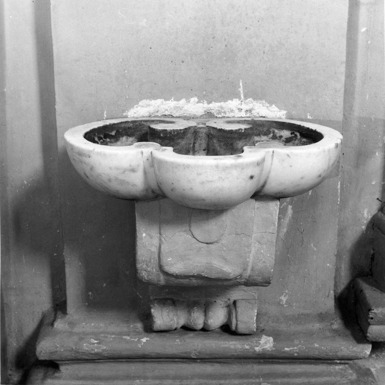 acquasantiera - a conchiglia, serie - bottega campana (seconda metà sec. XVIII)