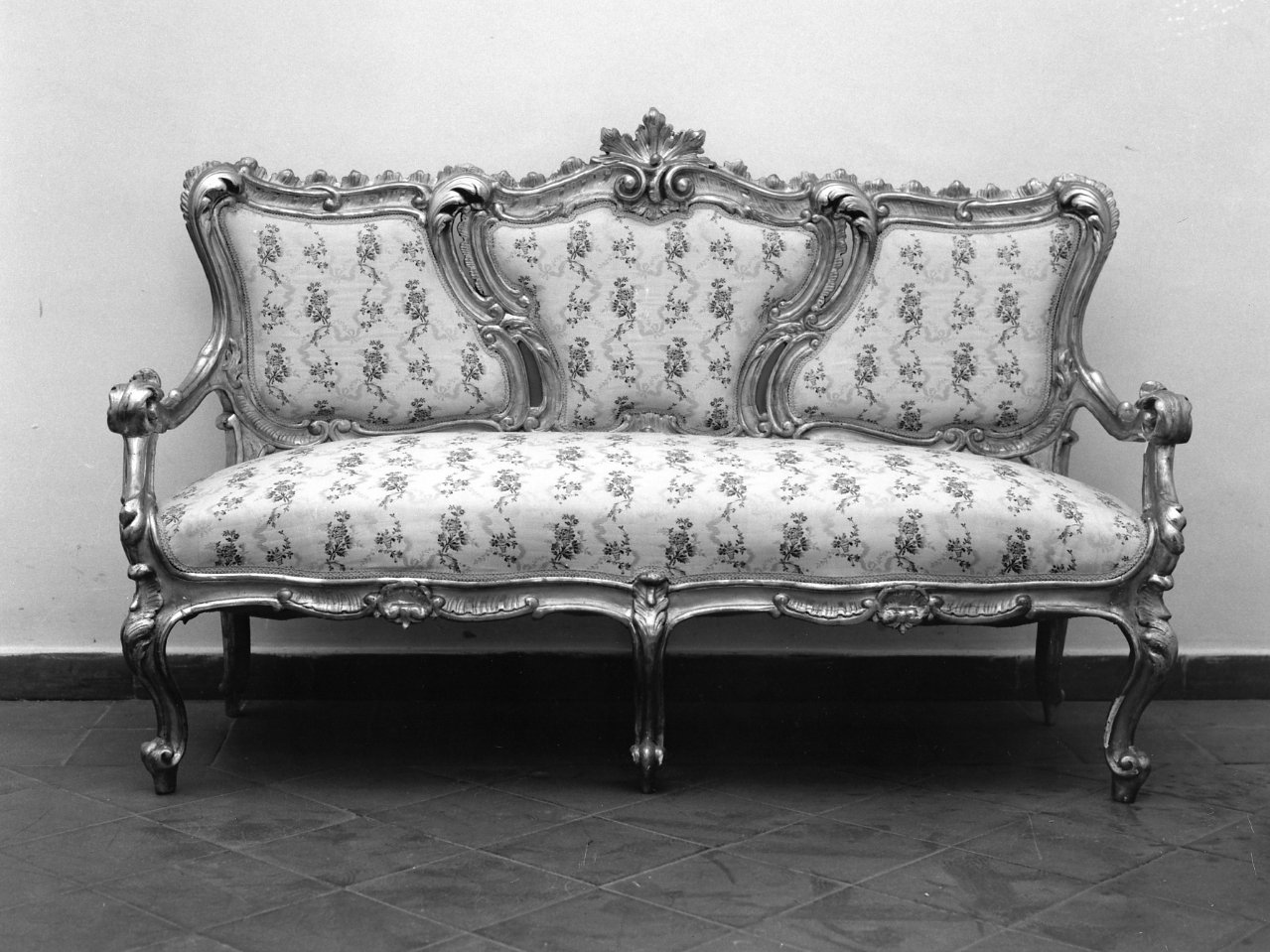 divanetto - bottega napoletana (metà sec. XVIII)