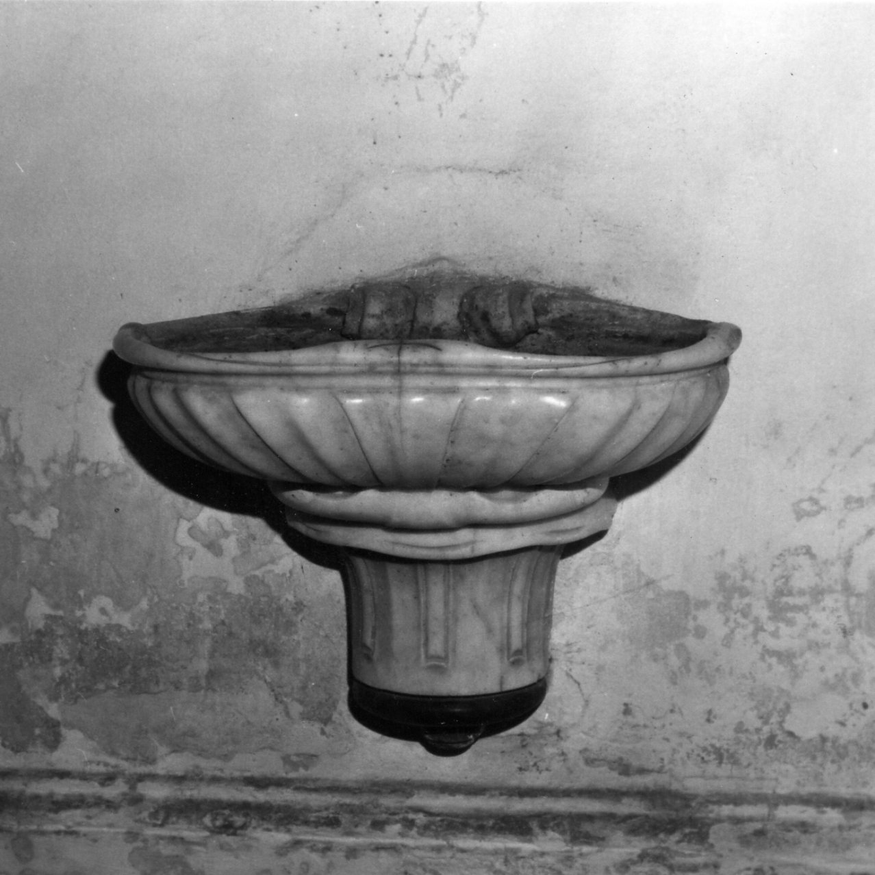 acquasantiera, serie - bottega napoletana (seconda metà sec. XVIII)