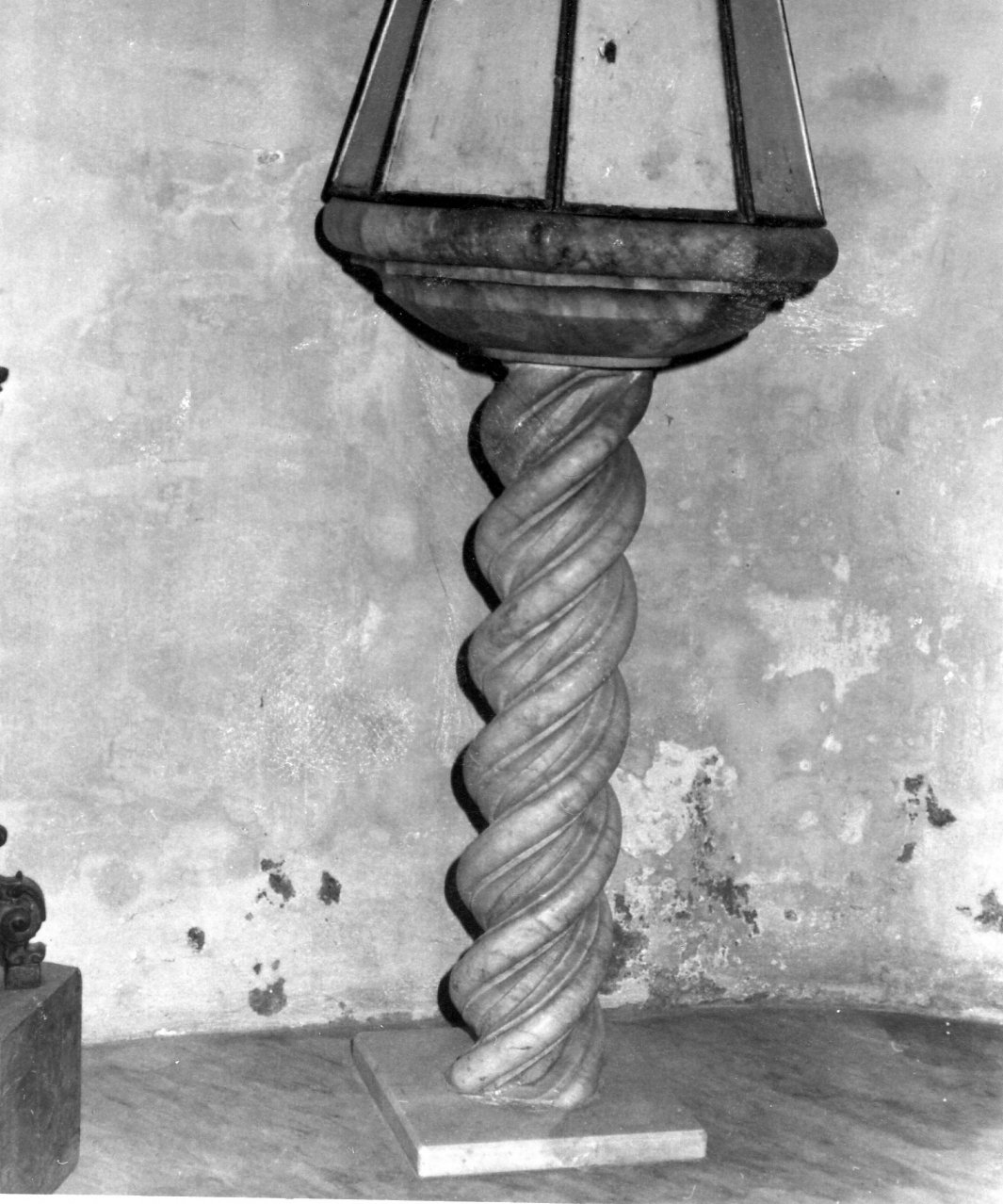 fonte battesimale - bottega napoletana (inizio sec. XIV)