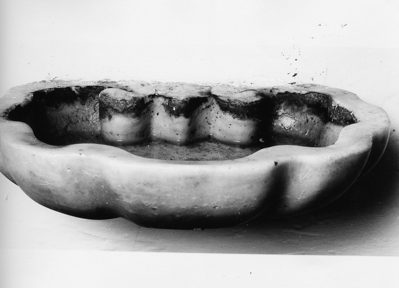 acquasantiera - a conchiglia - bottega campana (inizio sec. XIX)