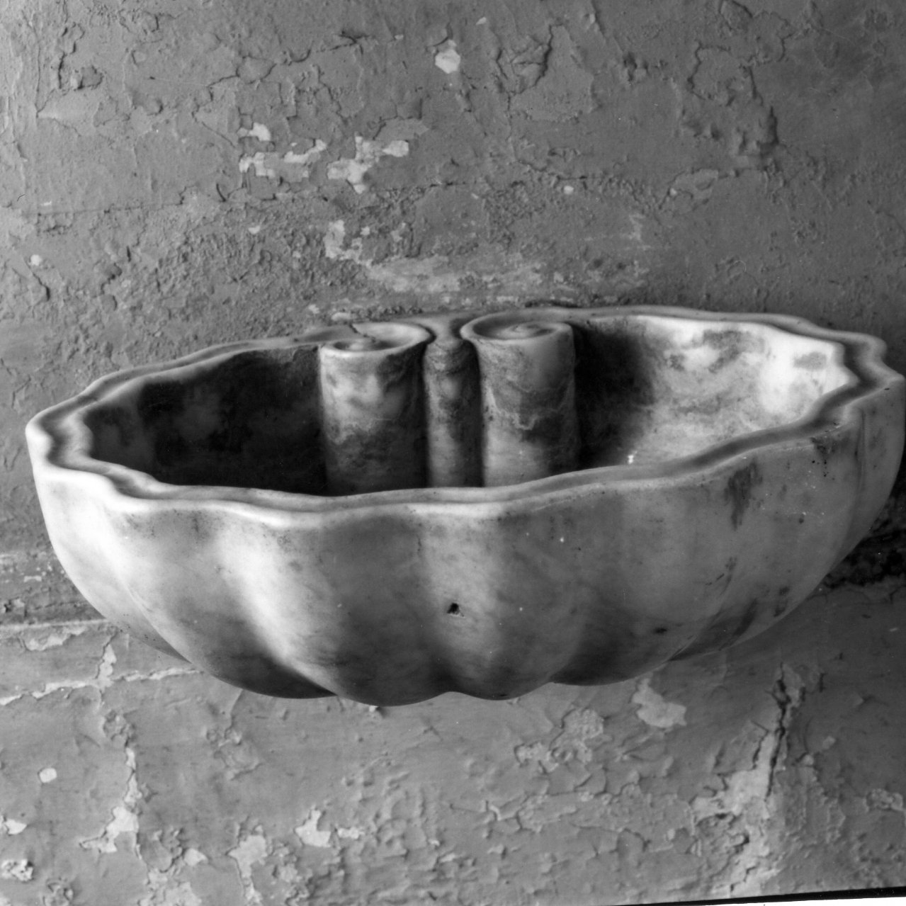 acquasantiera - a conchiglia - bottega napoletana (metà sec. XIX)