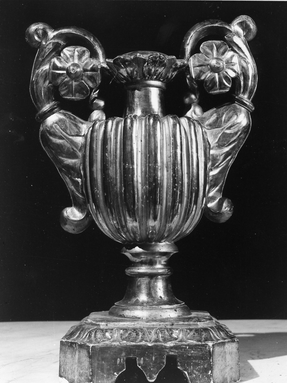 vaso d'altare con composizione floreale, serie - bottega campana (metà sec. XIX)
