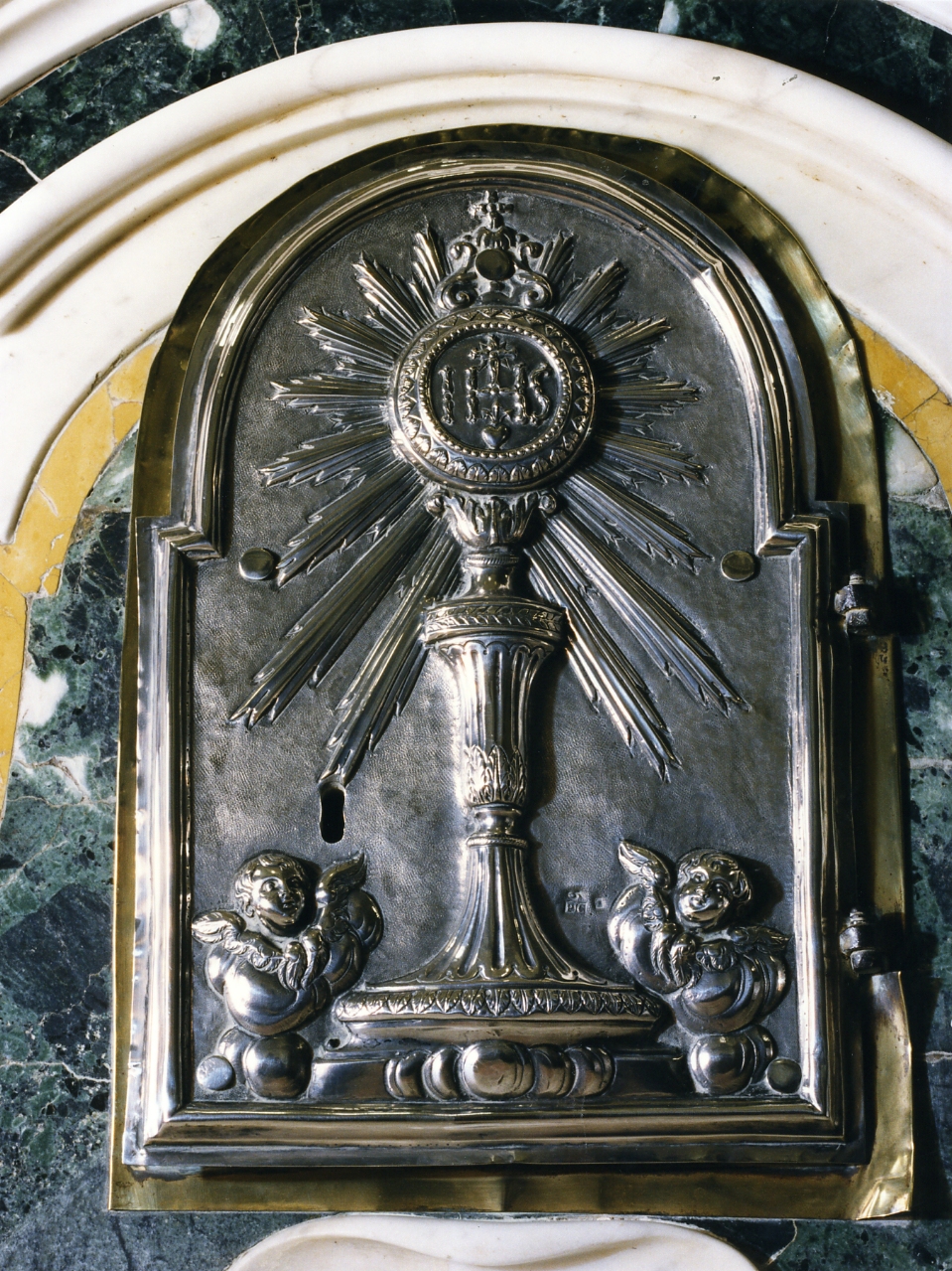 angeli adoranti il calice eucaristico (sportello di tabernacolo) di Capozzi Domenico (secondo quarto sec. XIX)