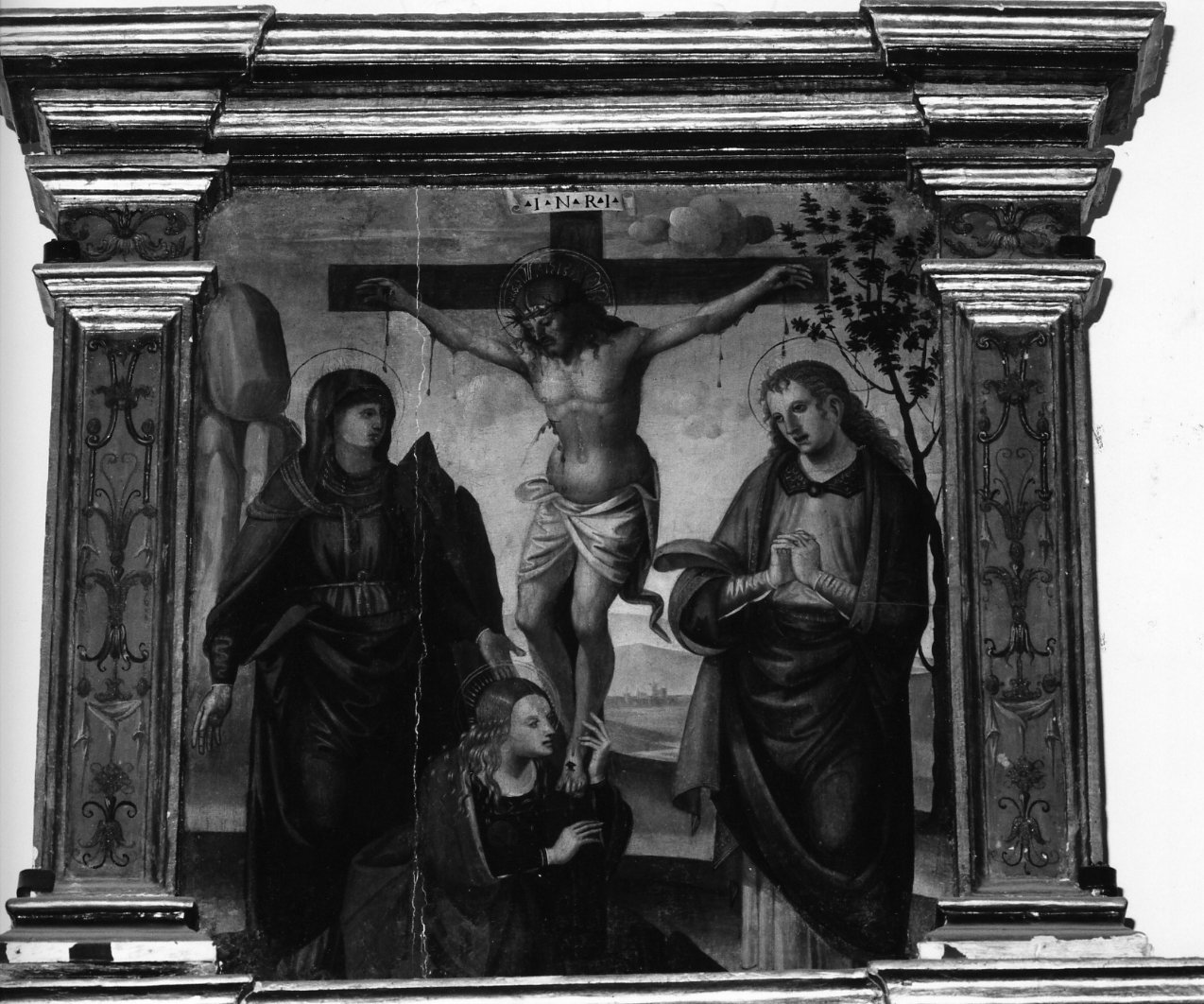 crocifissione di Cristo con la Madonna e santi (cimasa di polittico, elemento d'insieme) di Francesco da Tolentino (primo quarto sec. XVI)