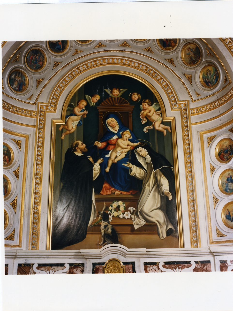 Madonna del Rosario con San Domenico e Santa Caterina, santi e misteri del rosario (pala d'altare, insieme) di Monacelli F (sec. XIX)