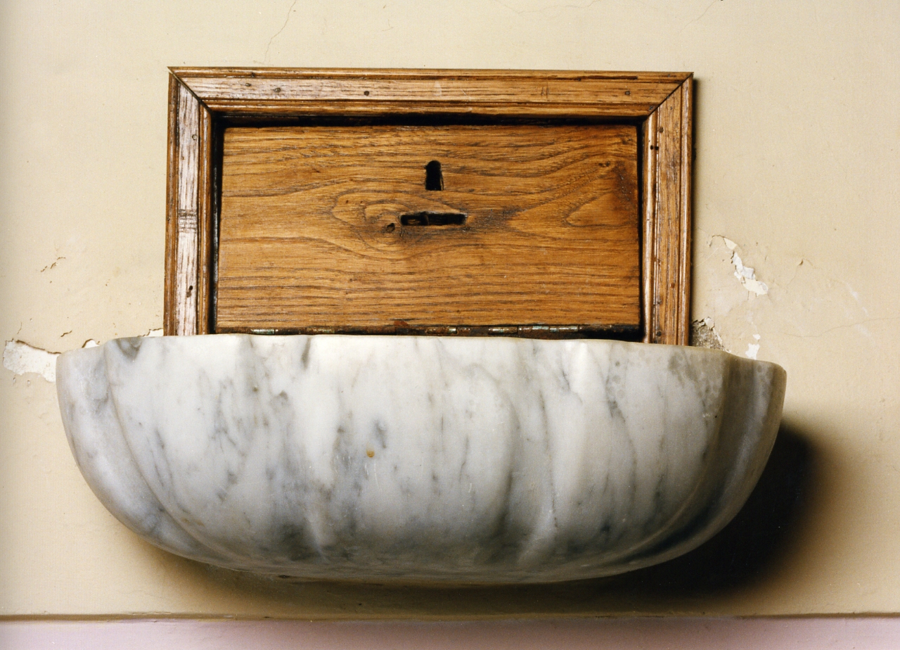 acquasantiera - a conchiglia, serie - bottega napoletana (prima metà sec. XIX)