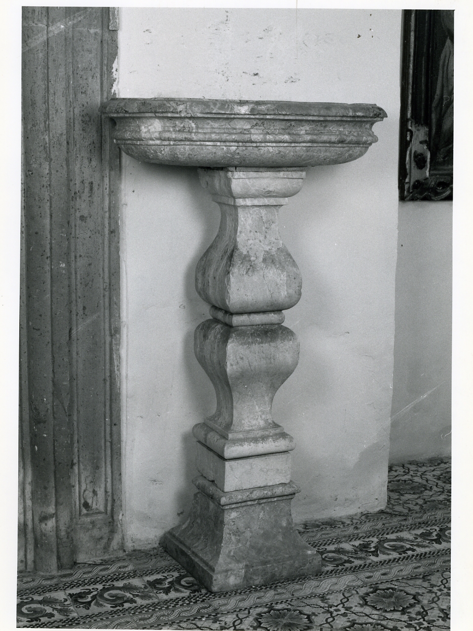 acquasantiera - a fusto, serie - bottega campana (primo quarto sec. XVIII)