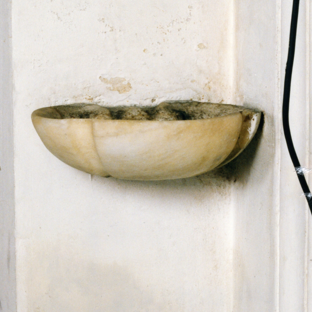 acquasantiera - a conchiglia - bottega napoletana (prima metà sec. XIX)