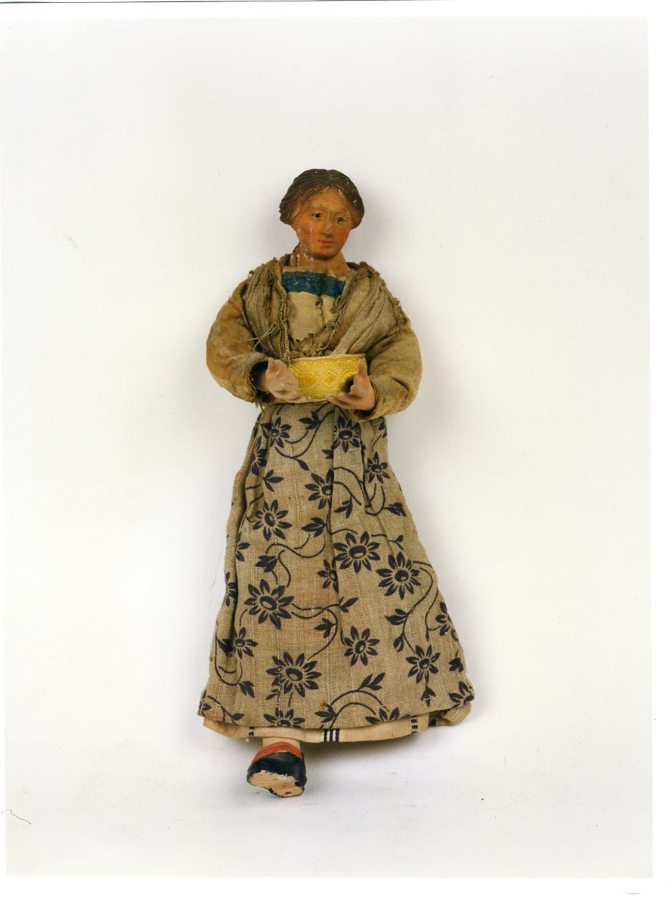 figura femminile (statuetta di presepio) - bottega napoletana (prima metà sec. XX)