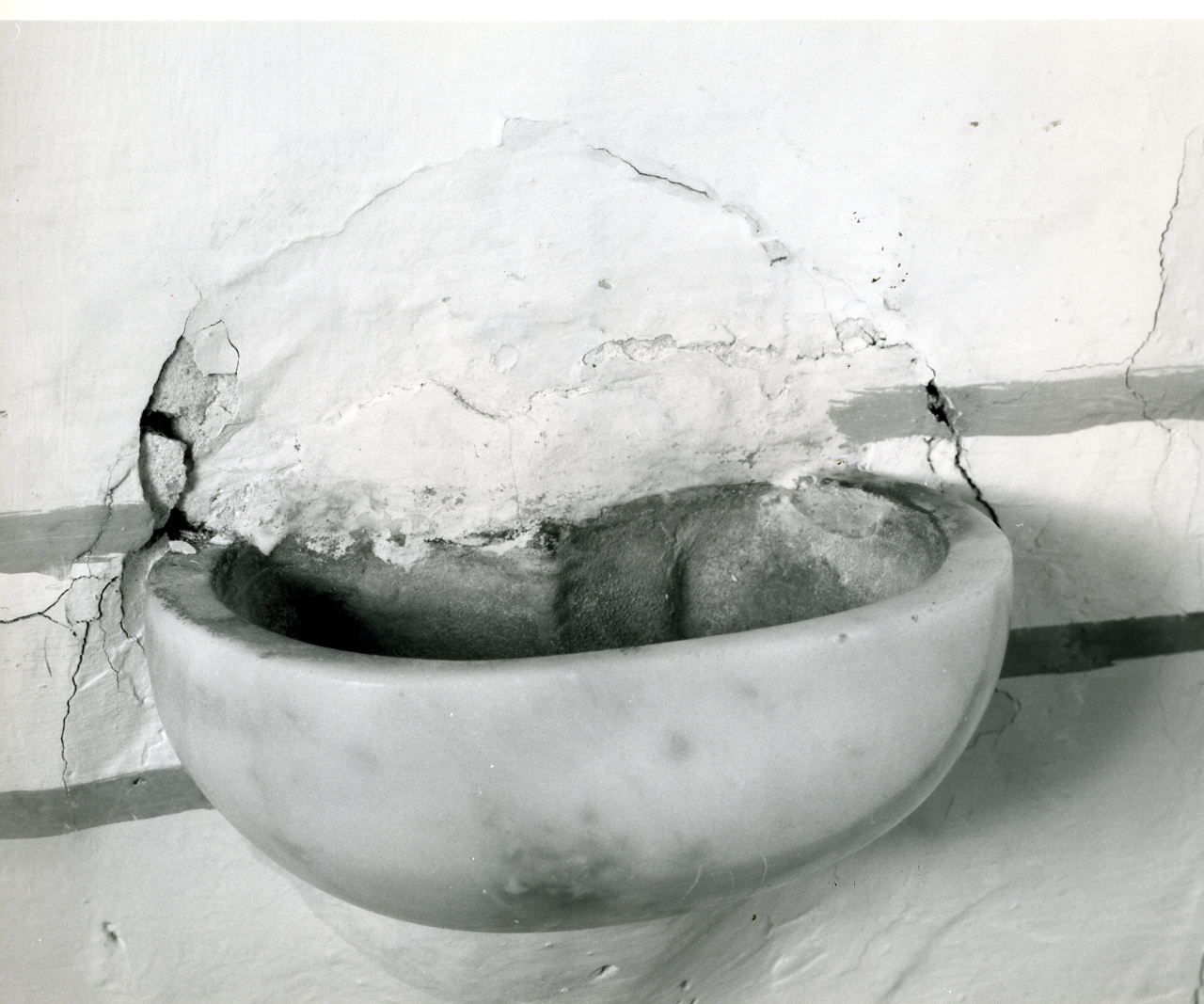 acquasantiera da parete - bottega campana (prima metà sec. XX)