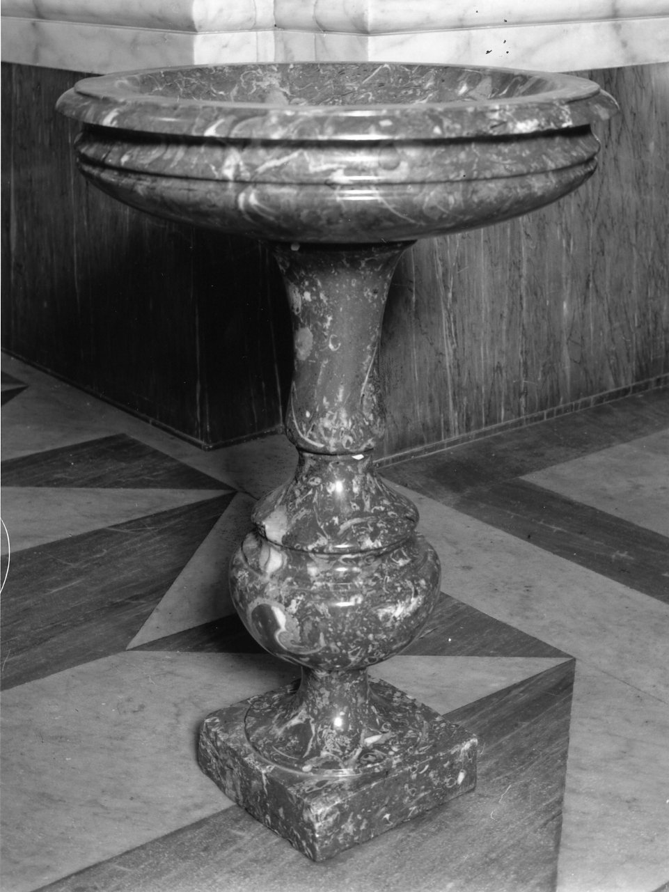 acquasantiera - a fusto - bottega napoletana (seconda metà sec. XVIII)