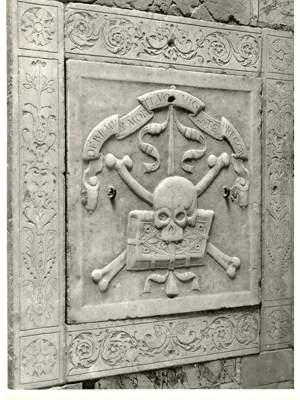 LASTRA TOMBALE - BOTTEGA NAPOLETANA (Prima metà sec. XVII)