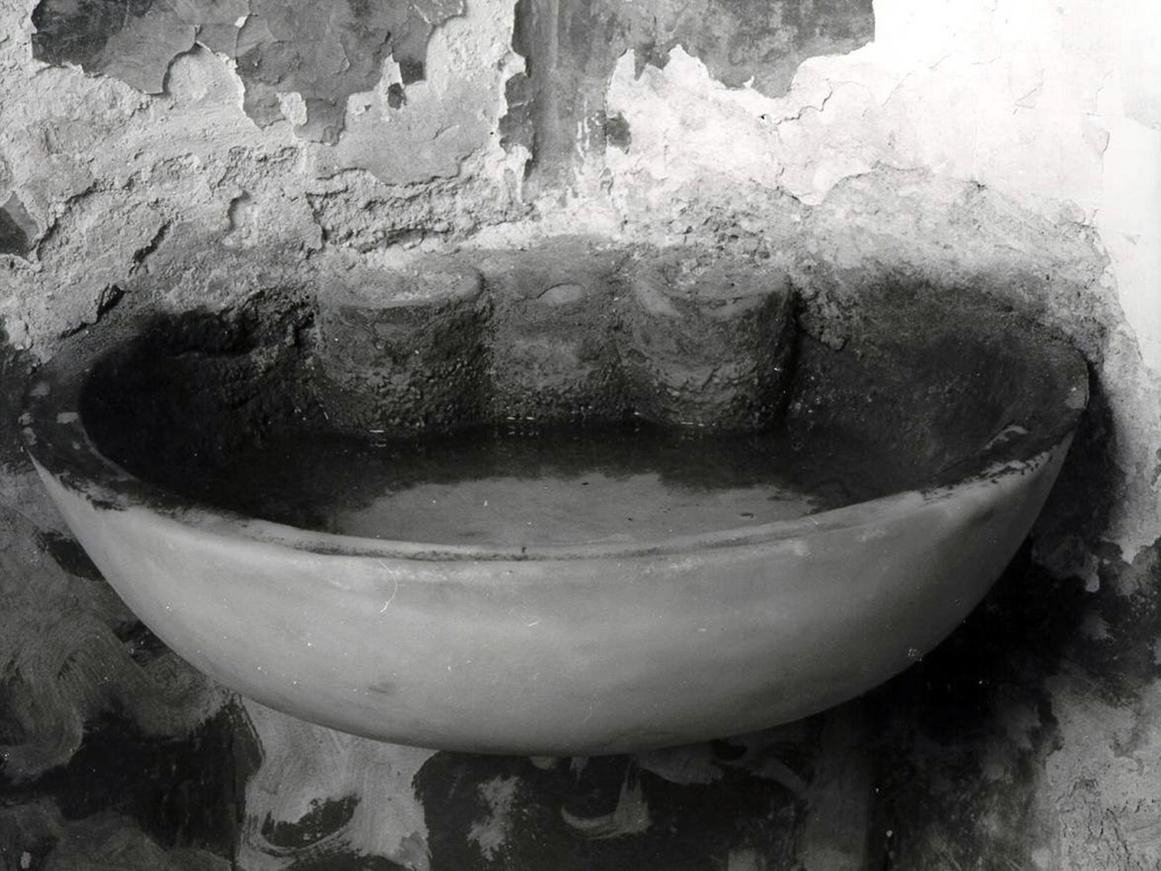 ACQUASANTIERA A MURO - BOTTEGA NAPOLETANA (INIZIO sec. XVIII)