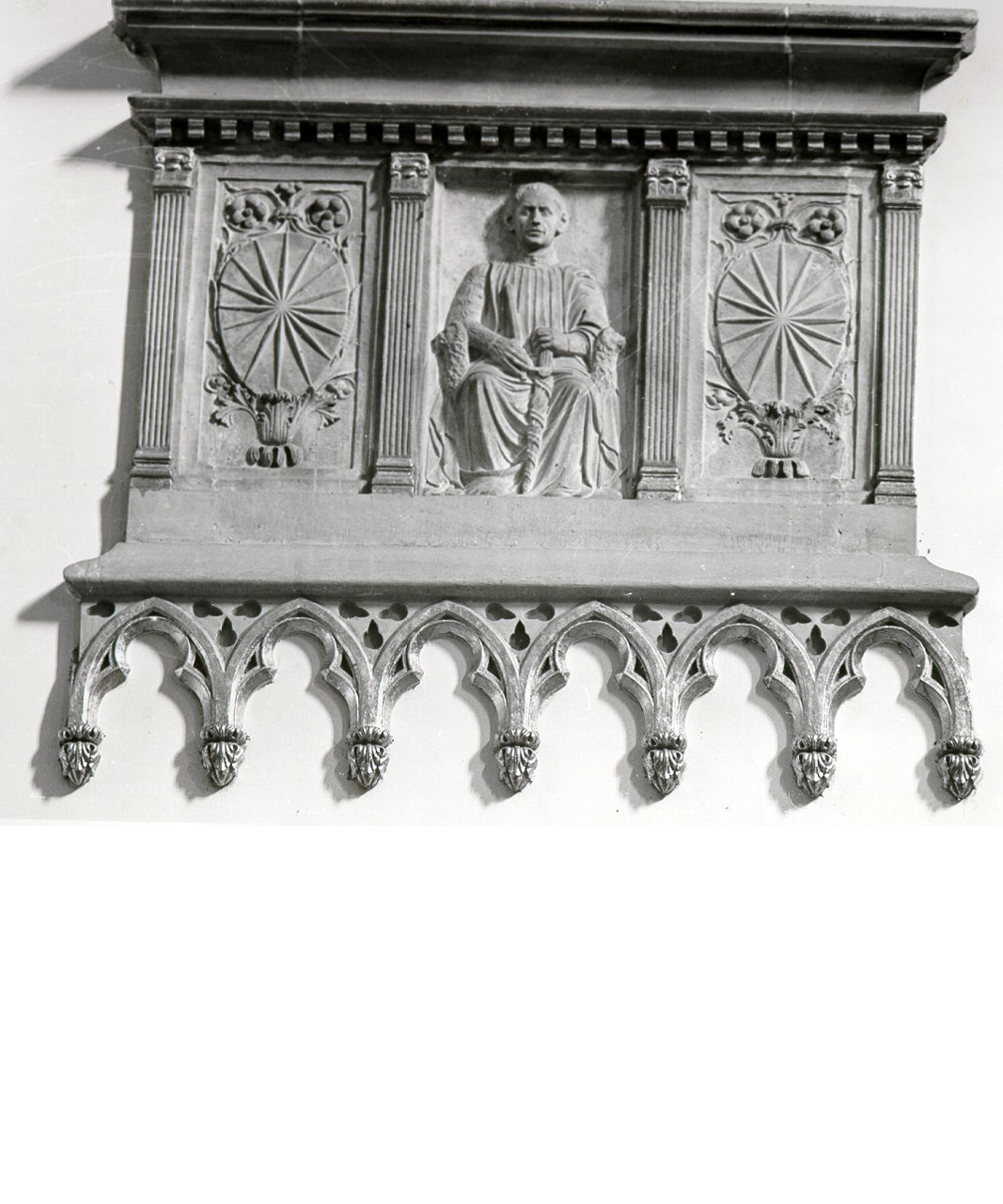 monumento funebre - bottega napoletana (seconda metà sec. XIV)